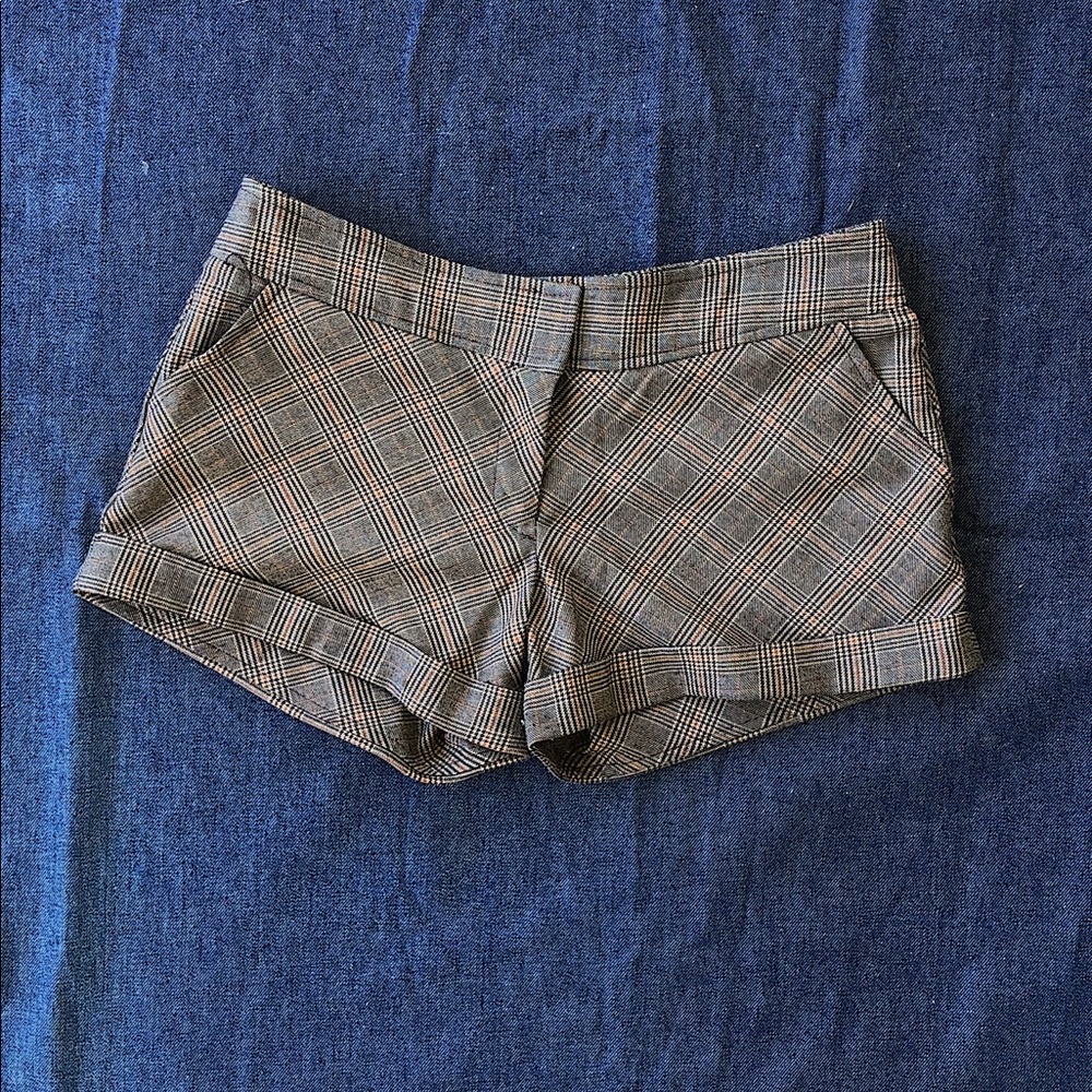 Brown plaid low waisted shorts 📀